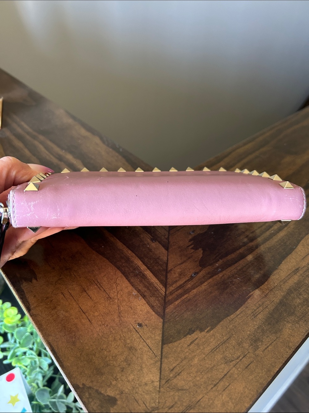 464. Valentino Garavani Pink Zip-Around Rockstud Wallet with Gold Studs - Picture 4 of 10